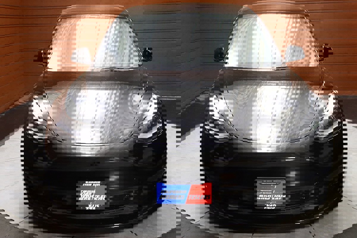 Used 2023 Tesla Model 3 Standard Range image 2