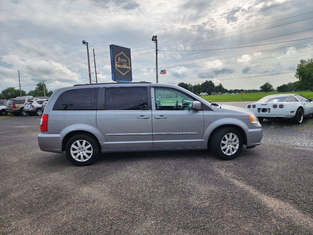 Used 2014 Chrysler Town & Country Touring FWD image 3