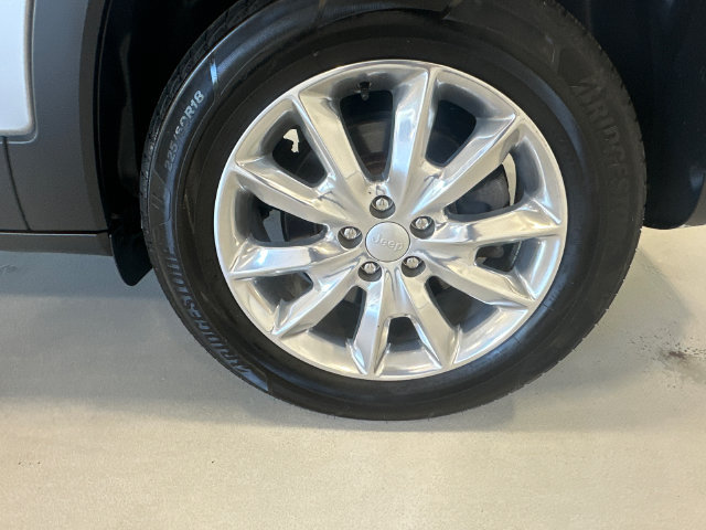 Used 2017 Jeep Cherokee Limited AWD/4WD image 35