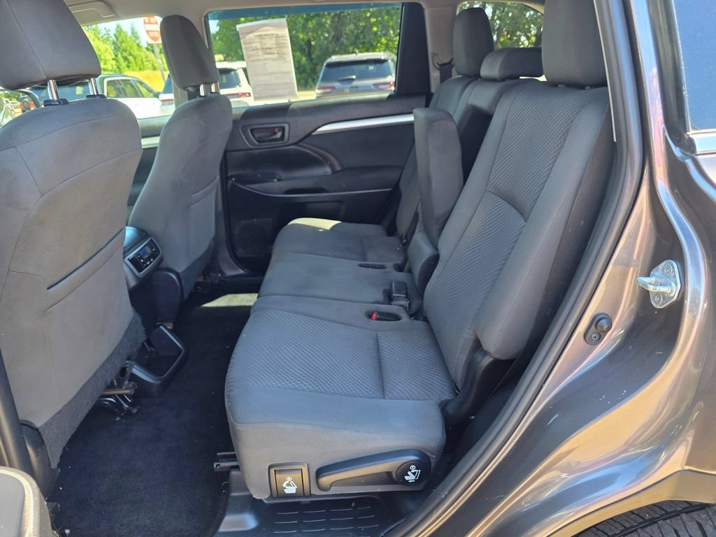 Used 2019 Toyota Highlander LE AWD/4WD image 9