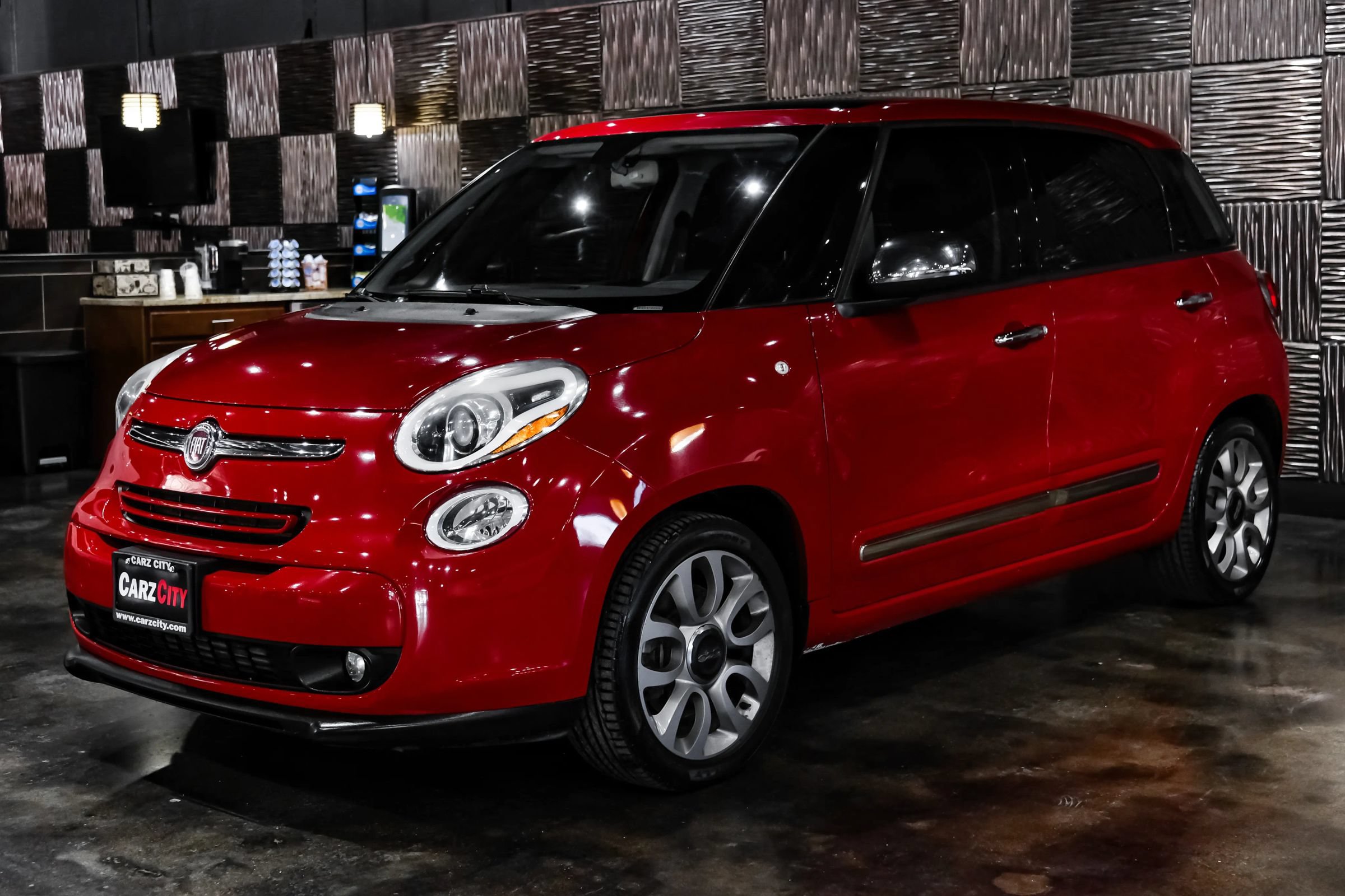 Used 2017 FIAT 500L Lounge w/ Dual-Pane Sunroof Package FWD image 7