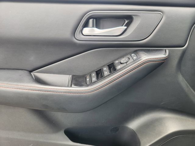 Used 2025 Nissan Rogue SV AWD/4WD image 18