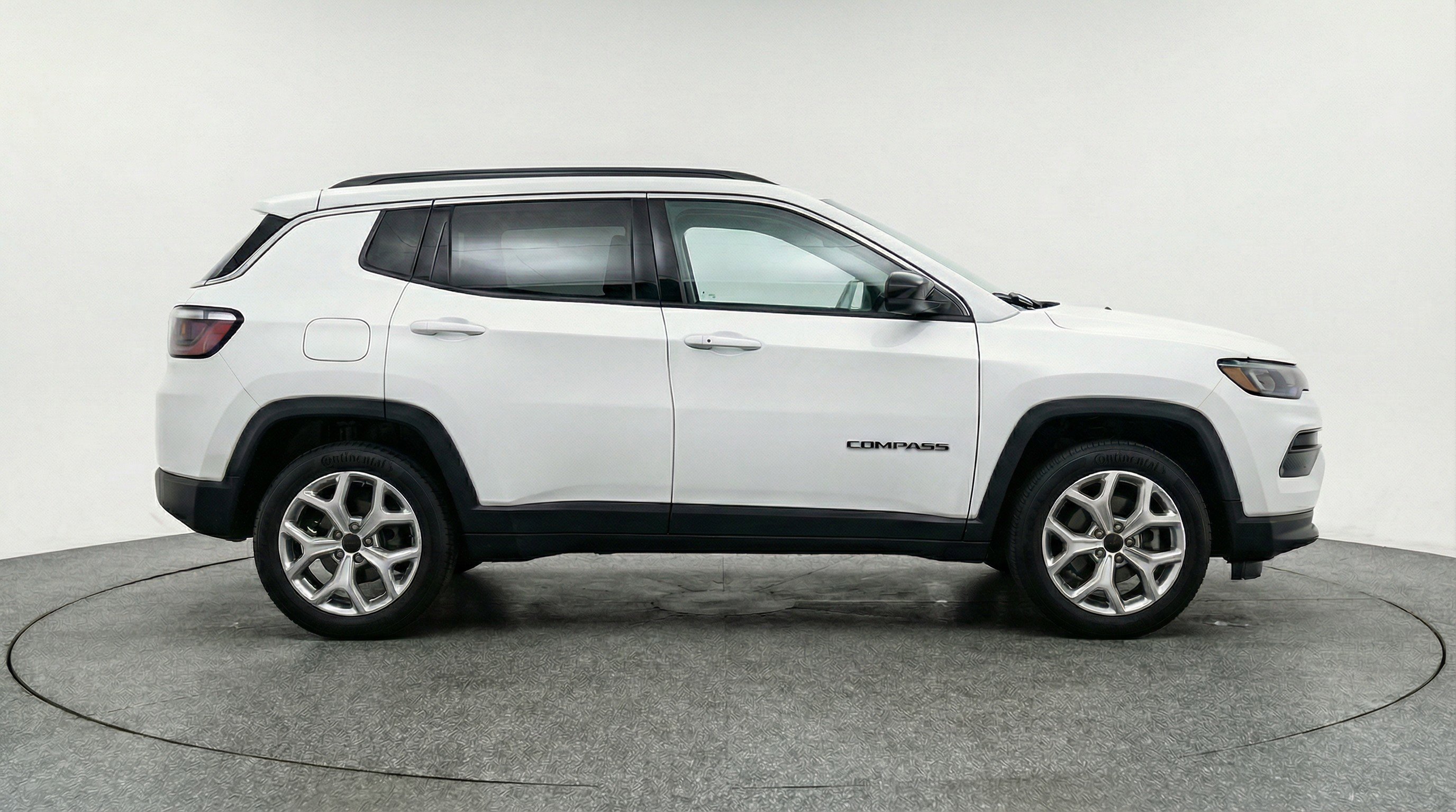 Used 2025 Jeep Compass Latitude image 11