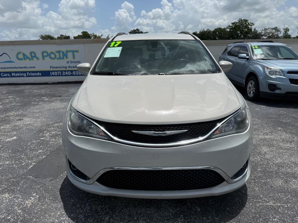 Used 2017 Chrysler Pacifica Touring-L FWD image 3