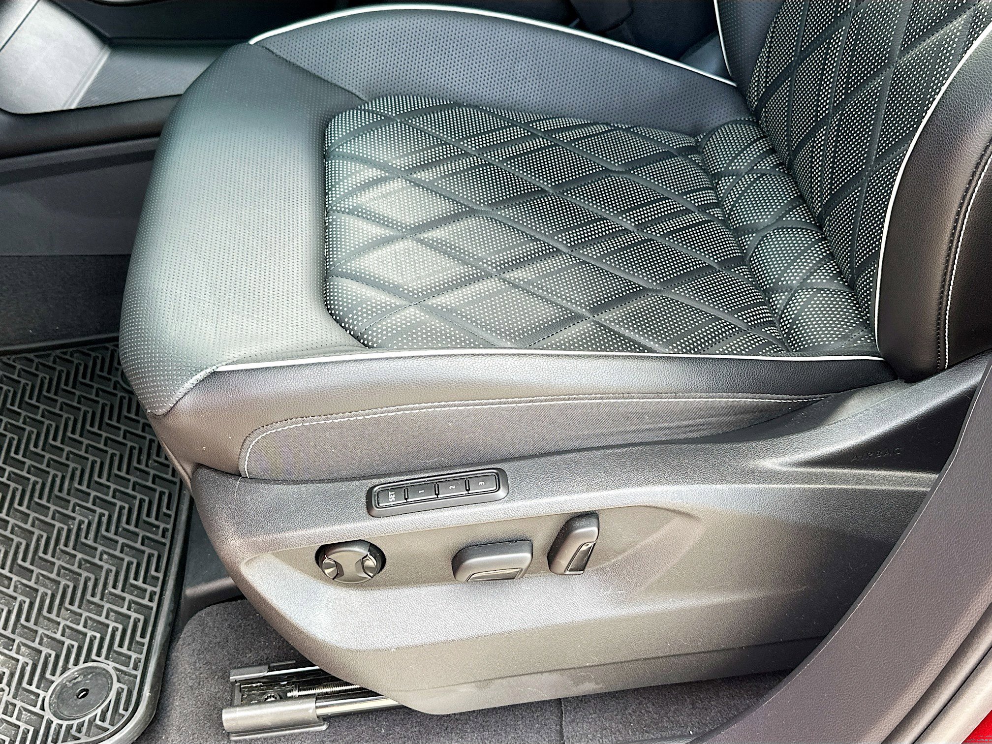 Used 2024 Volkswagen Atlas SEL Premium R-Line image 19