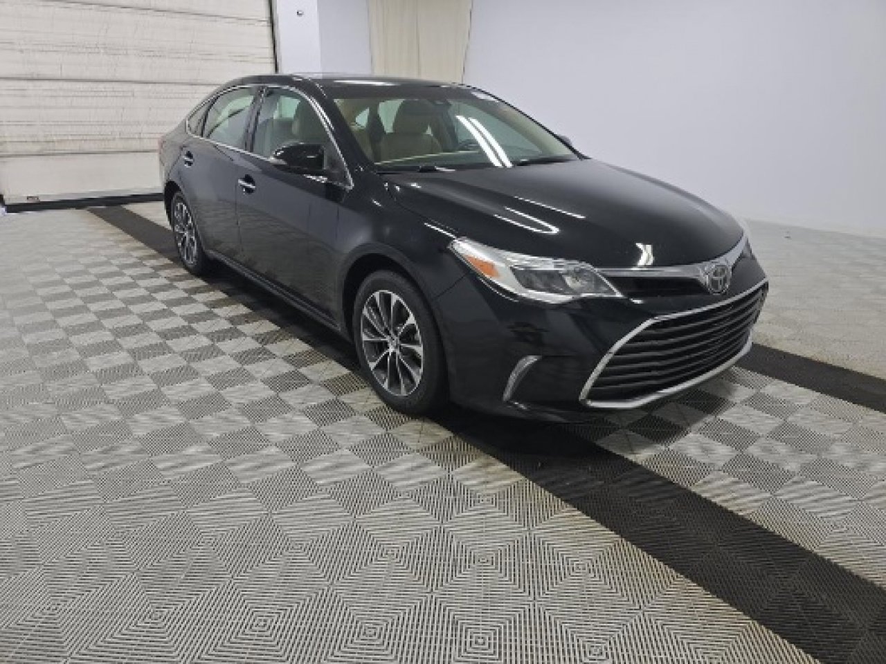Used 2017 Toyota Avalon XLE Premium image 3