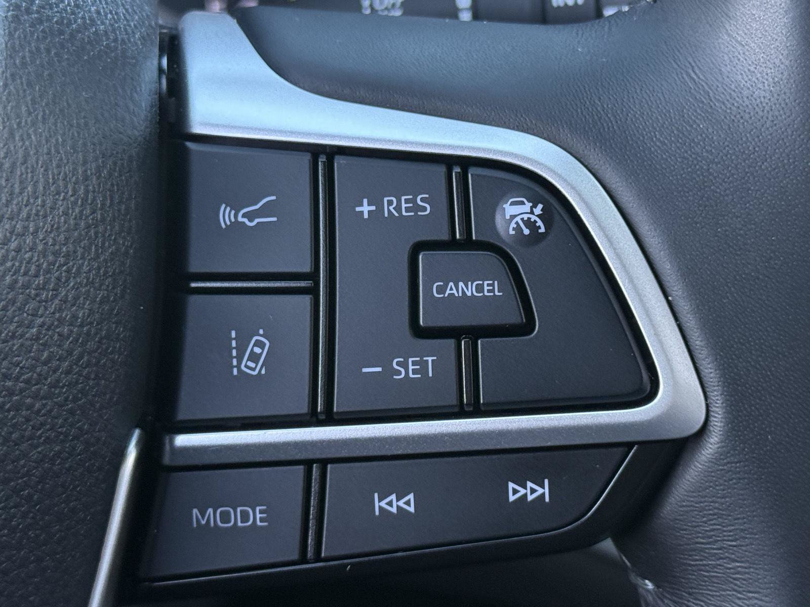 Used 2023 Toyota Highlander XLE AWD/4WD image 25