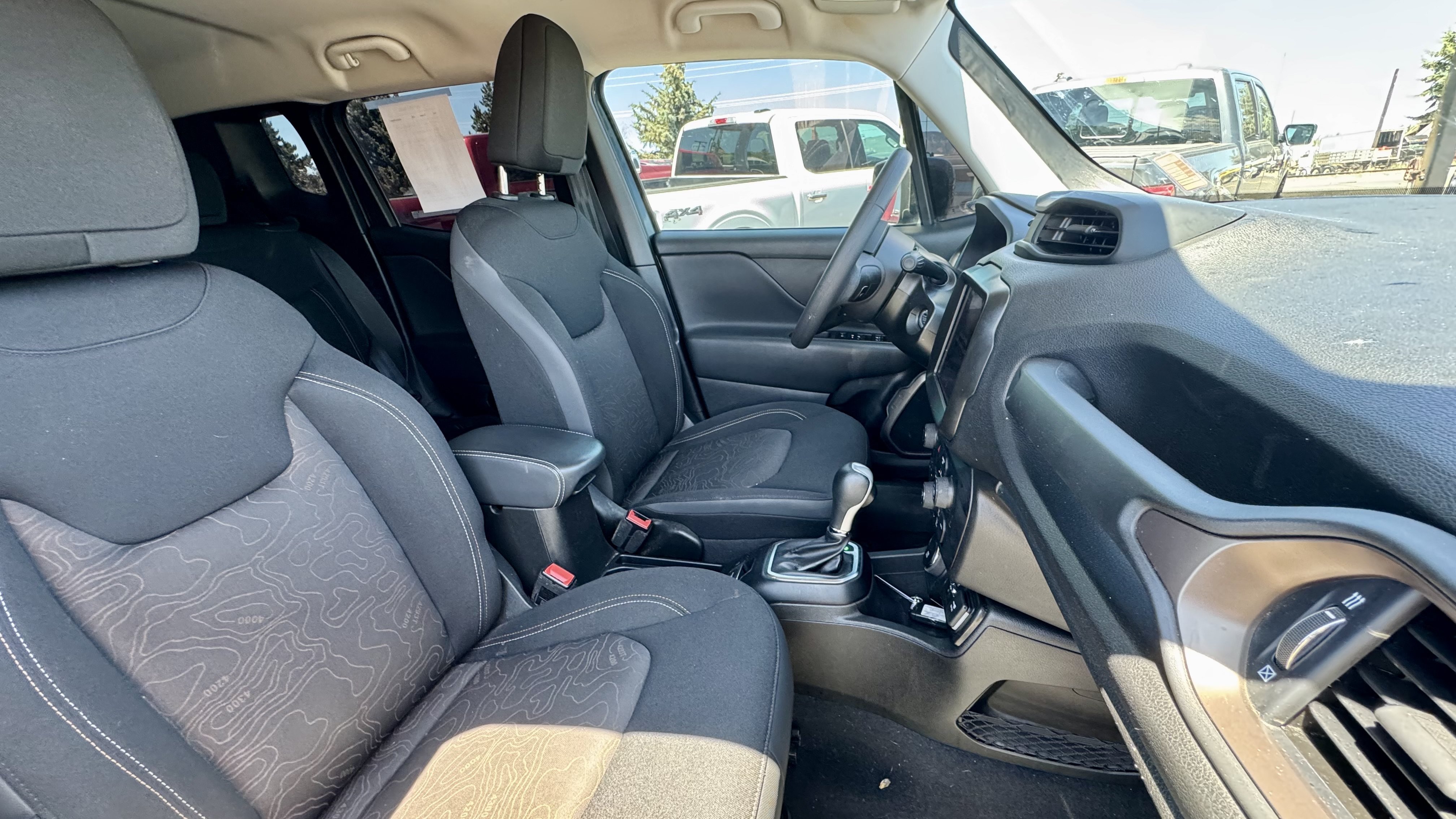Used 2023 Jeep Renegade Latitude AWD/4WD image 30