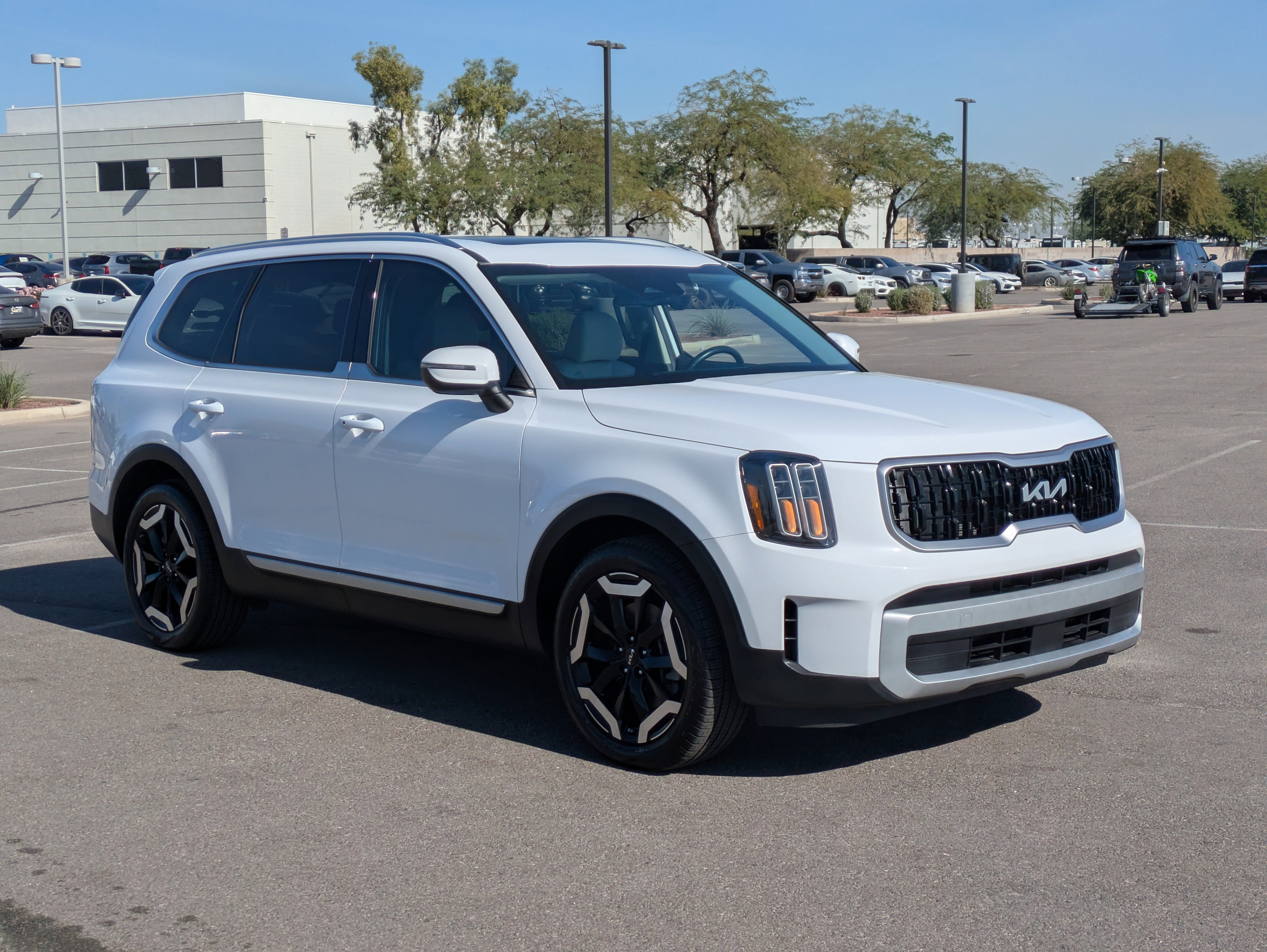 Used 2024 Kia Telluride EX w/ EX Captain's Chair Package image 7