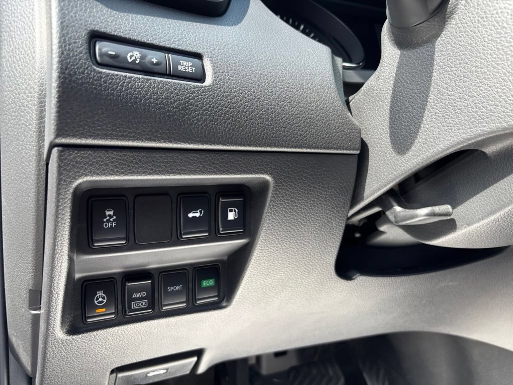 Used 2018 Nissan Rogue SV w/ Sun & Sound Touring Package AWD/4WD image 24