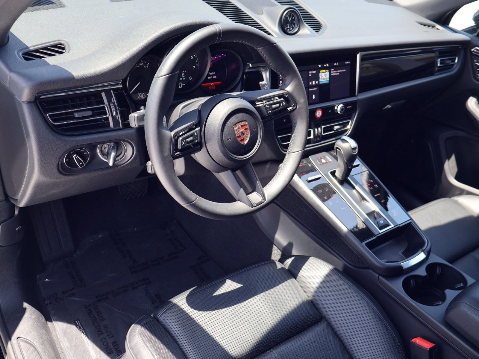 Certified 2025 Porsche Macan AWD/4WD image 4