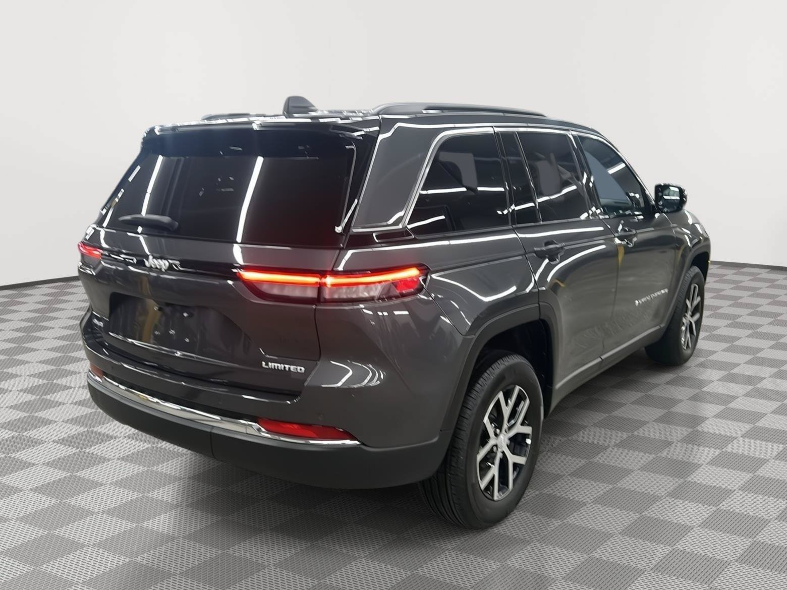 Used 2025 Jeep Grand Cherokee Limited AWD/4WD image 4