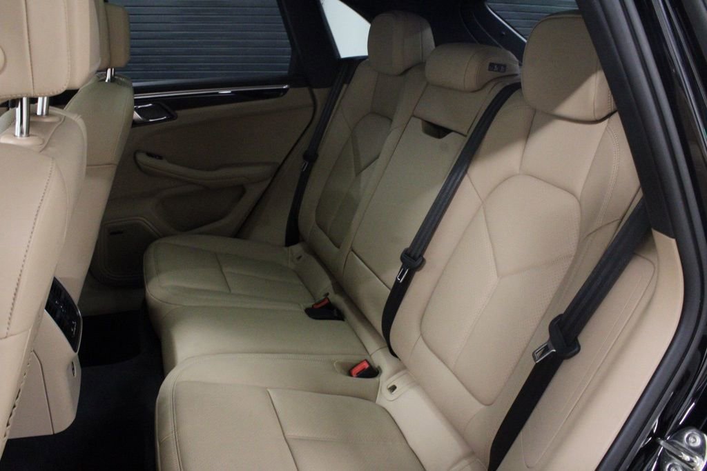 Certified 2025 Porsche Macan AWD/4WD image 35
