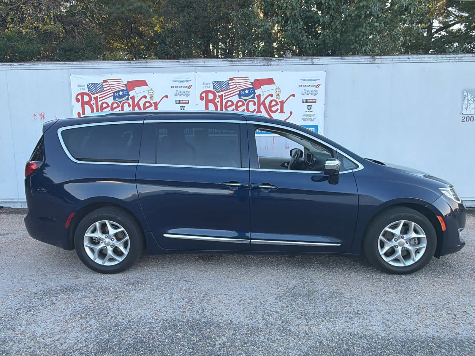 Used 2020 Chrysler Pacifica Limited w/ Advanced Safetytec Group FWD image 2