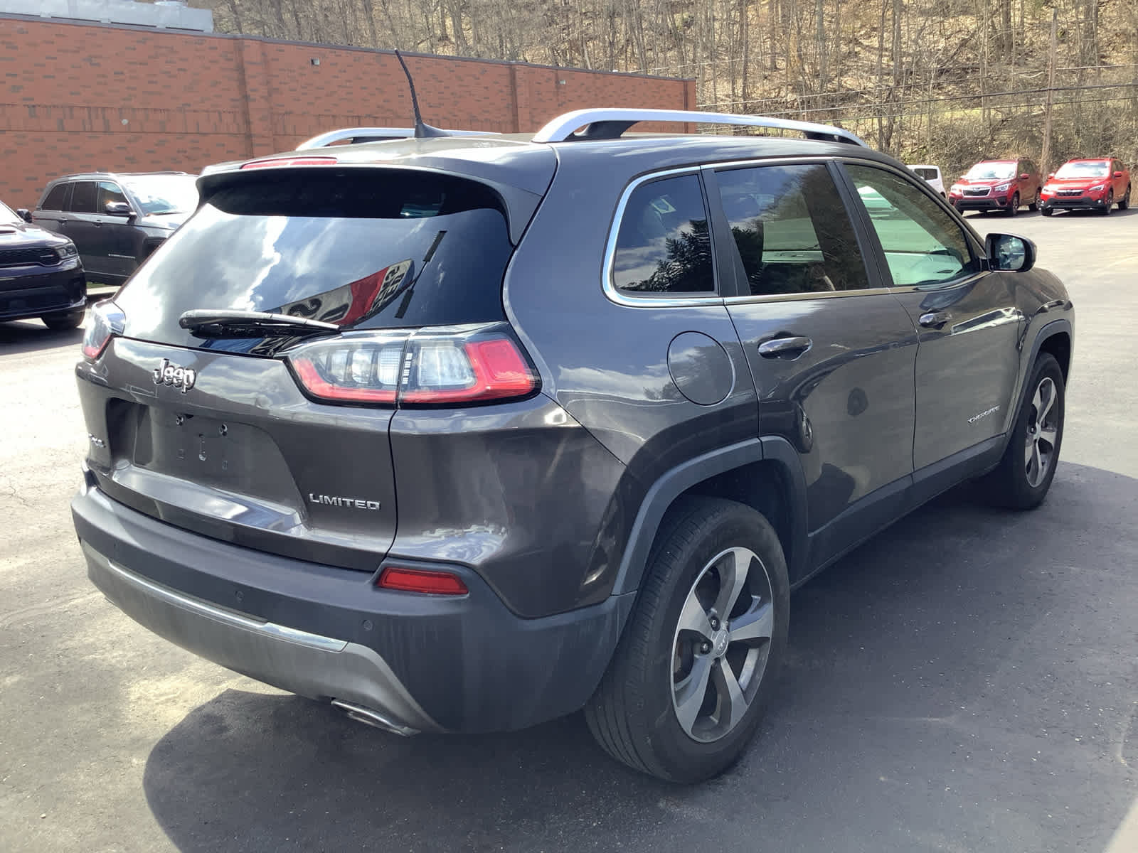 Used 2019 Jeep Cherokee Limited image 2