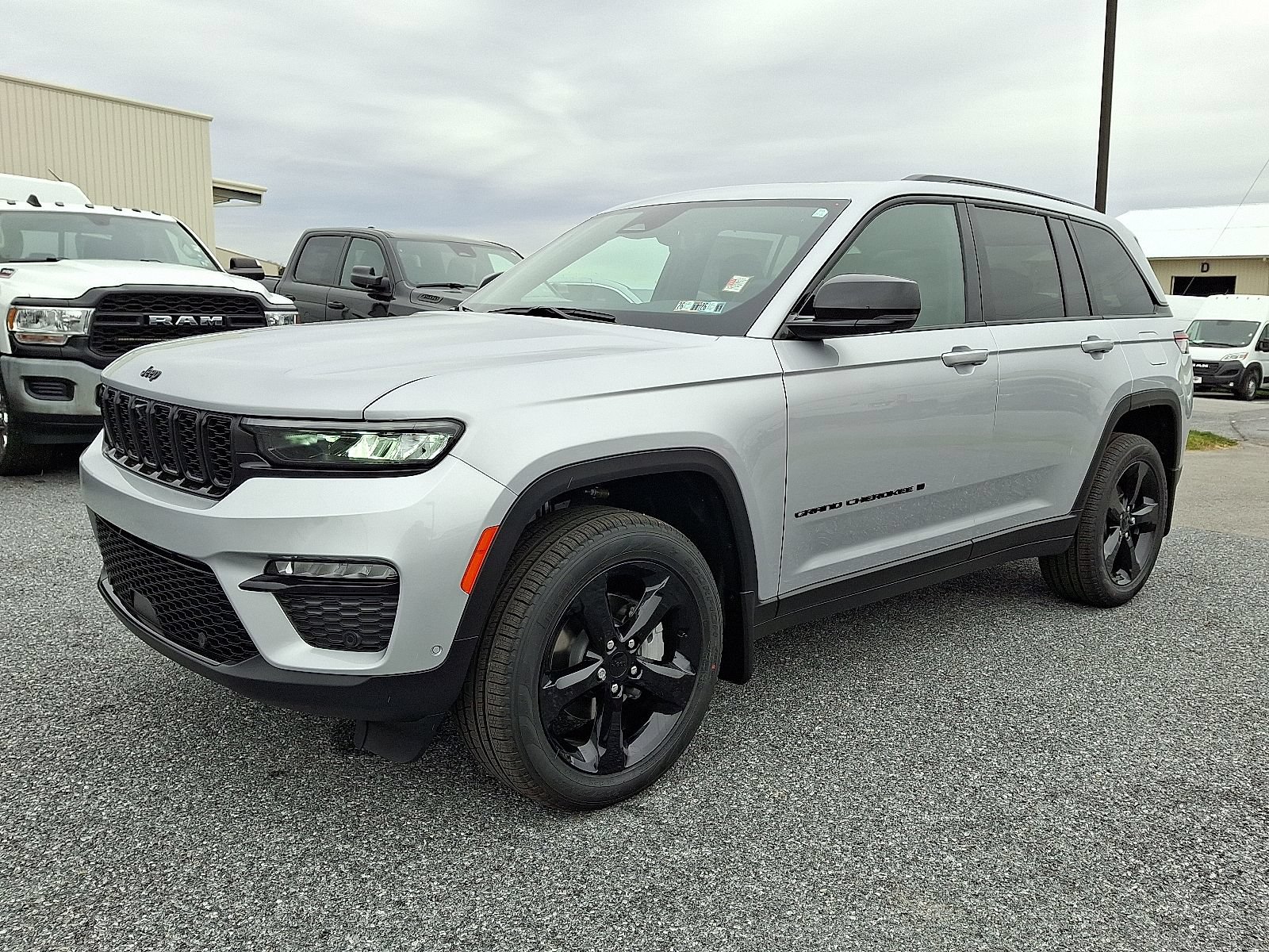 New 2025 Jeep Grand Cherokee Limited w/ Luxury Tech Group II AWD/4WD image 2