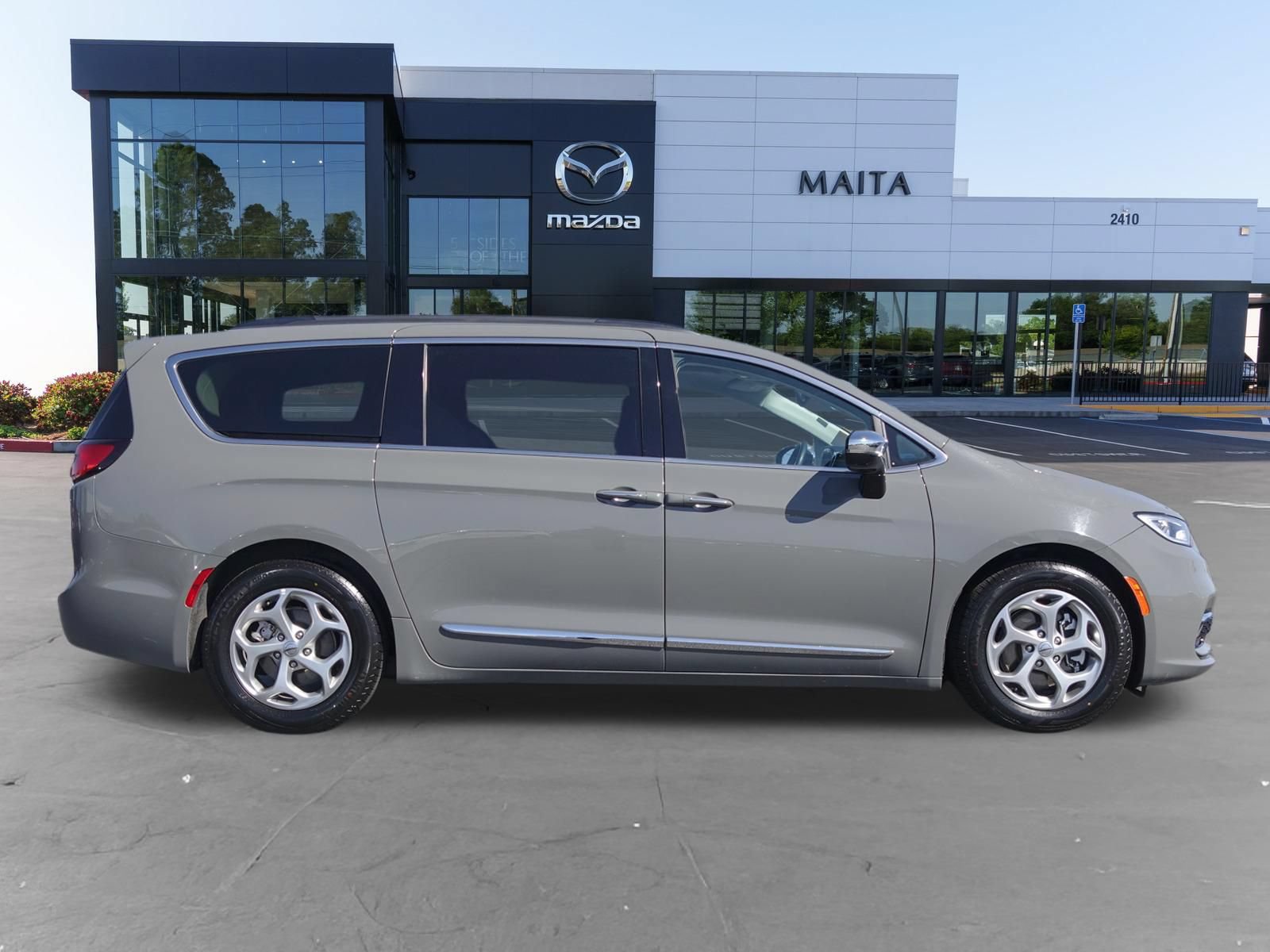 Used 2023 Chrysler Pacifica Limited FWD image 2