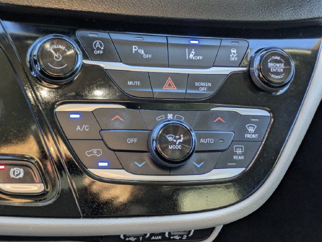 Used 2022 Chrysler Pacifica Touring-L FWD image 15