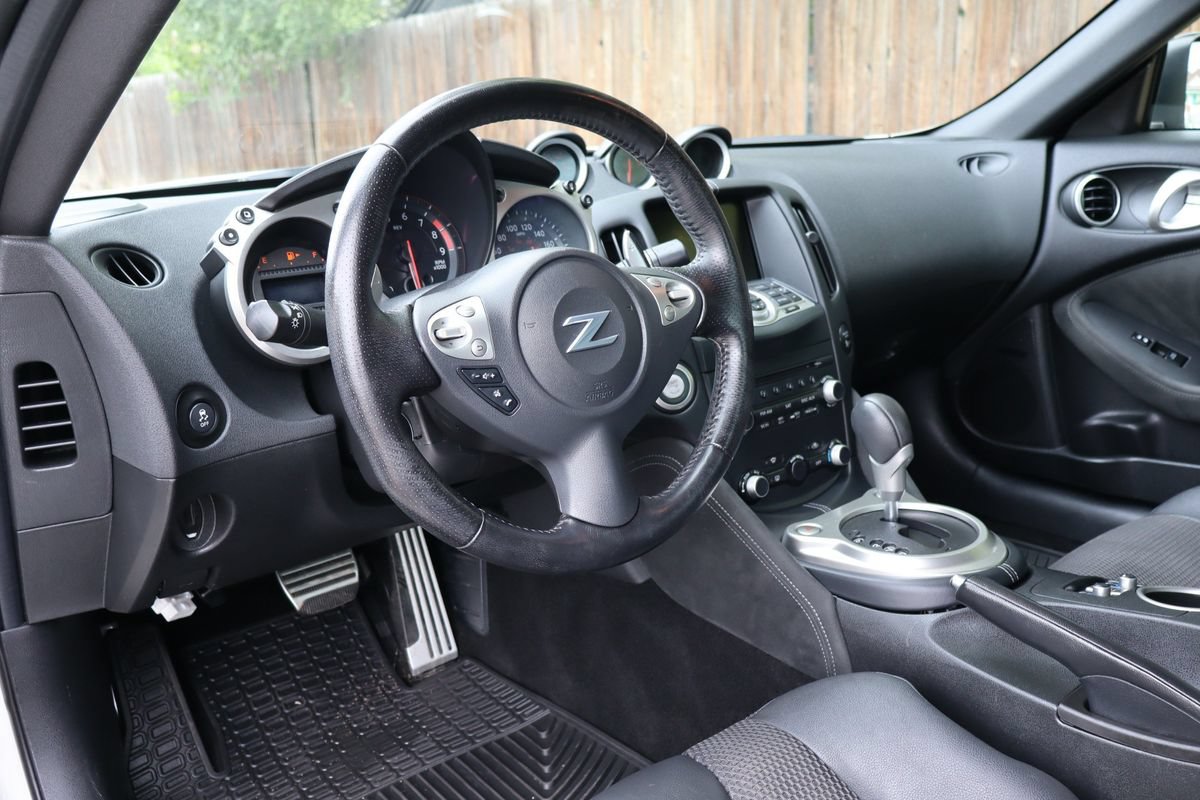 Used 2019 Nissan 370Z Touring RWD image 15