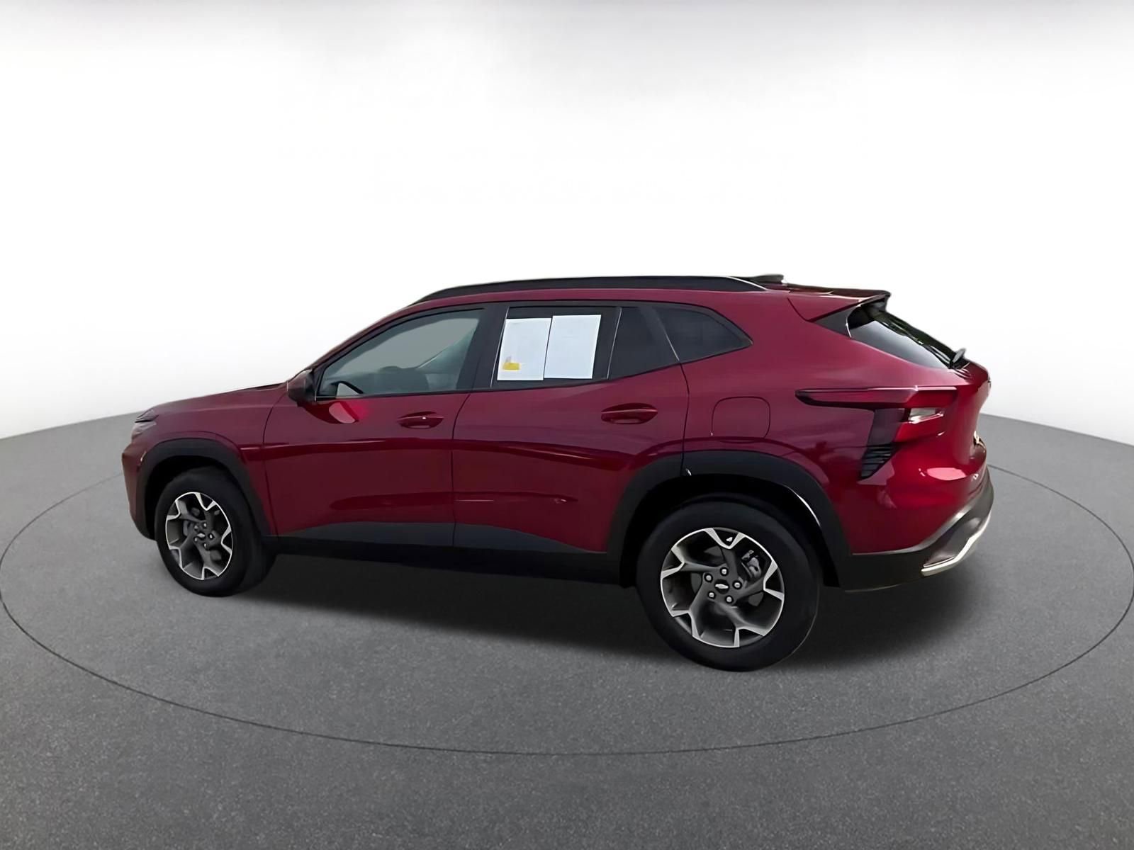 Used 2025 Chevrolet Trax LT w/ LT Convenience Package FWD image 9