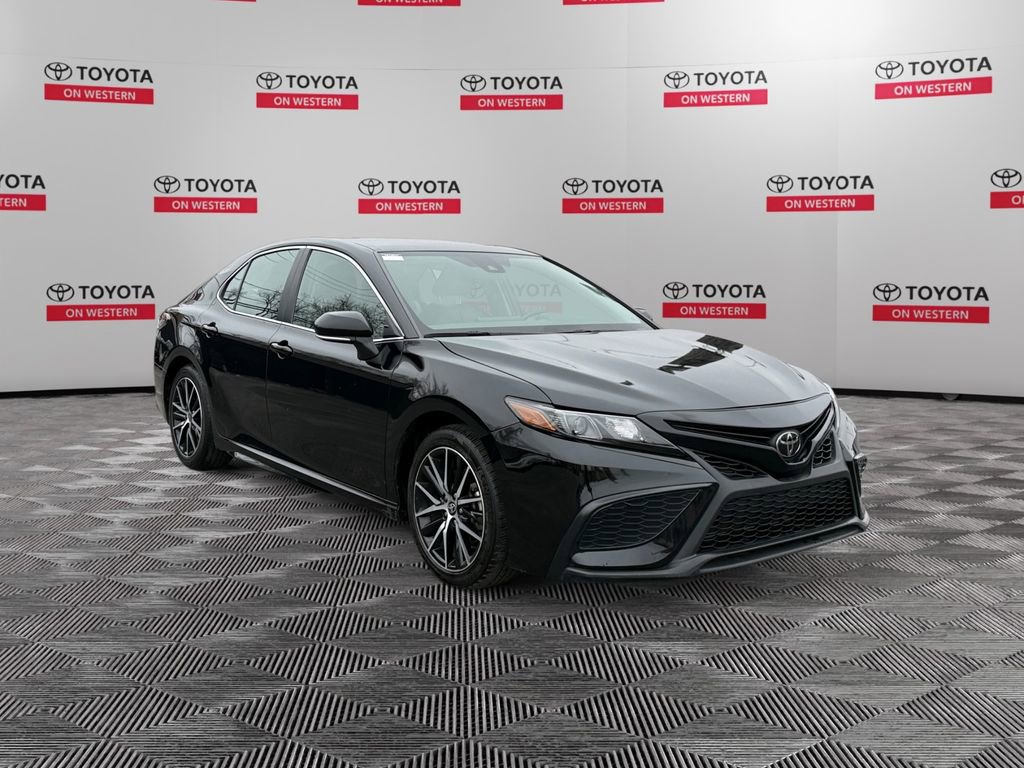 Used 2024 Toyota Camry SE image 1
