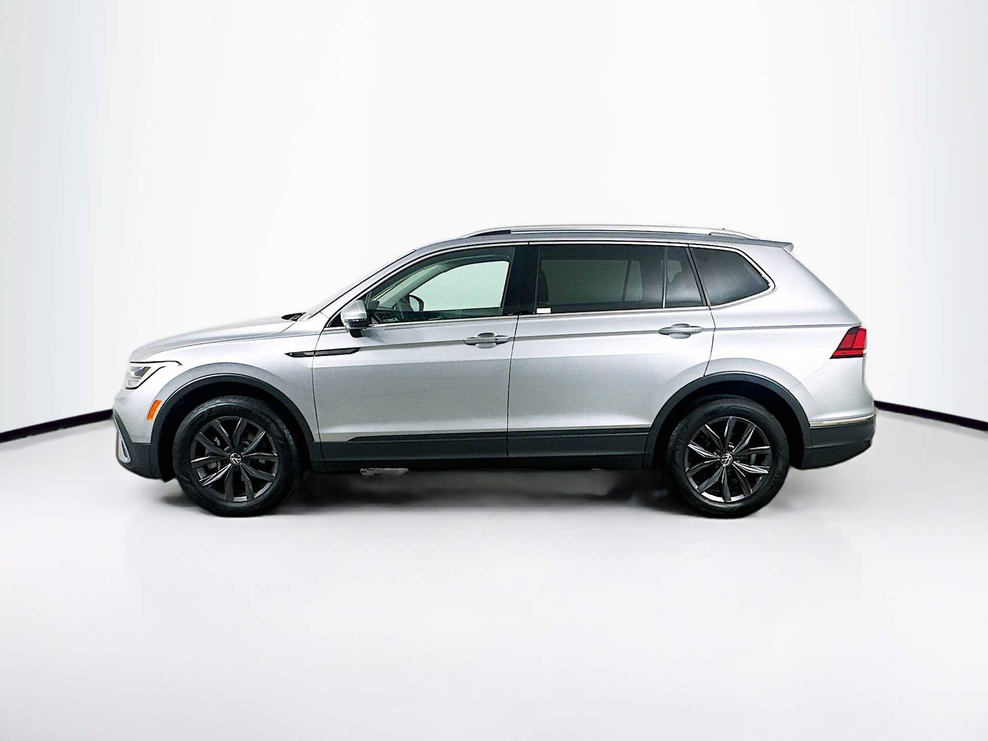 Used 2023 Volkswagen Tiguan SE AWD/4WD image 4