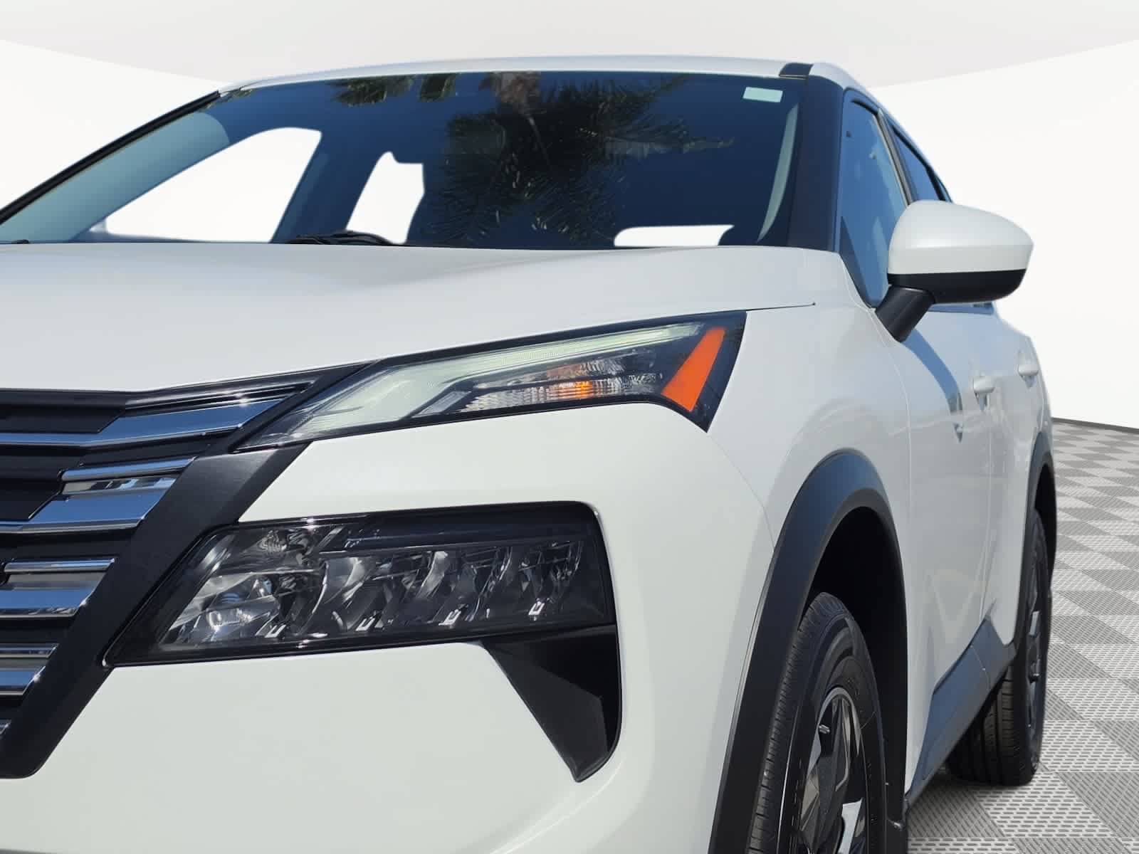 Used 2025 Nissan Rogue SV AWD/4WD image 4