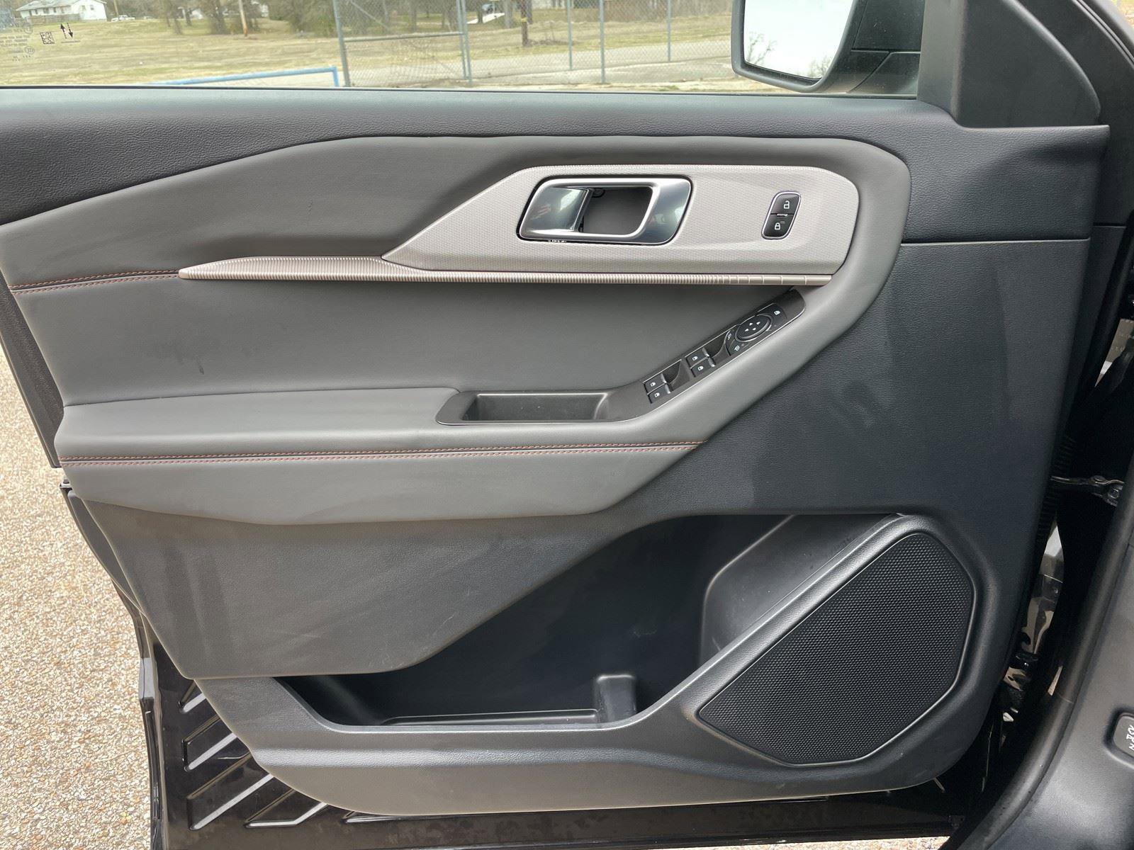 Used 2025 Ford Explorer Active image 31