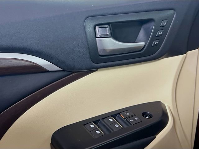 Used 2015 Toyota Highlander Limited w/ Driver Technology Package FWD image 16