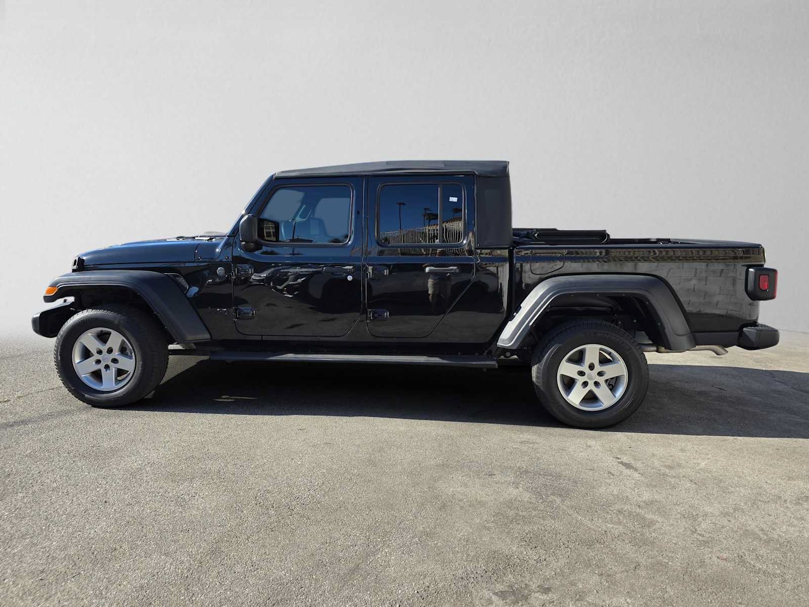 Used 2023 Jeep Gladiator Sport AWD/4WD image 6