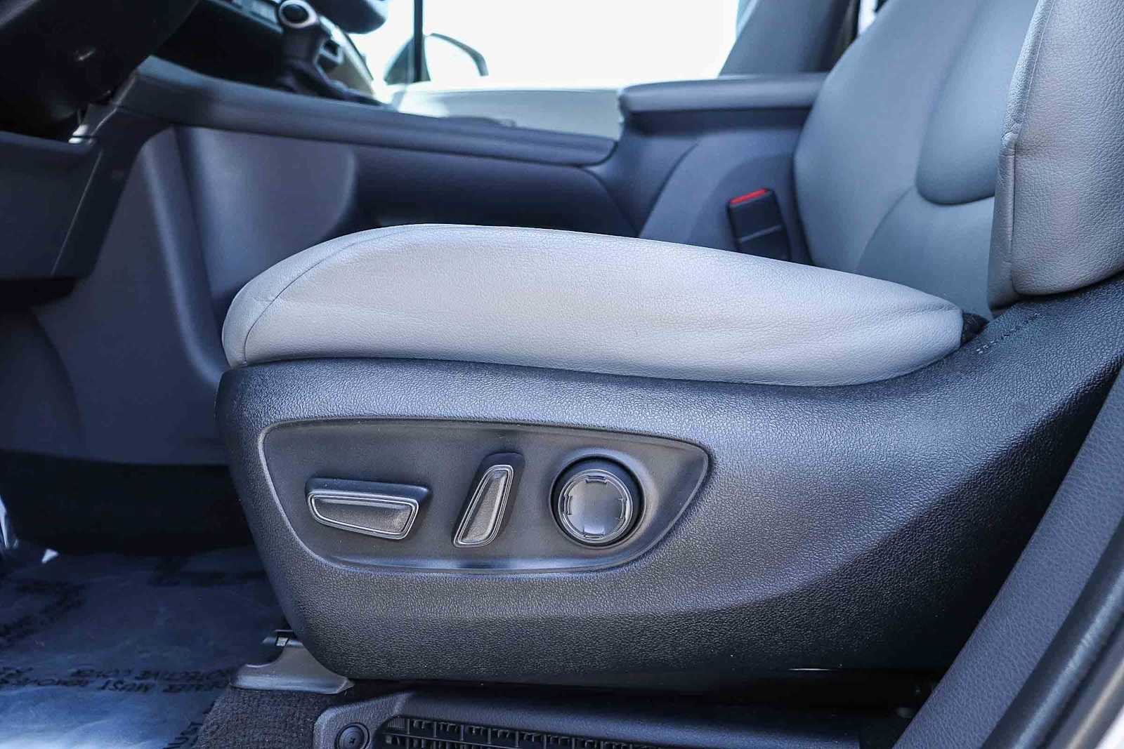 Used 2023 Toyota Sienna XLE w/ XLE Plus Package FWD image 20