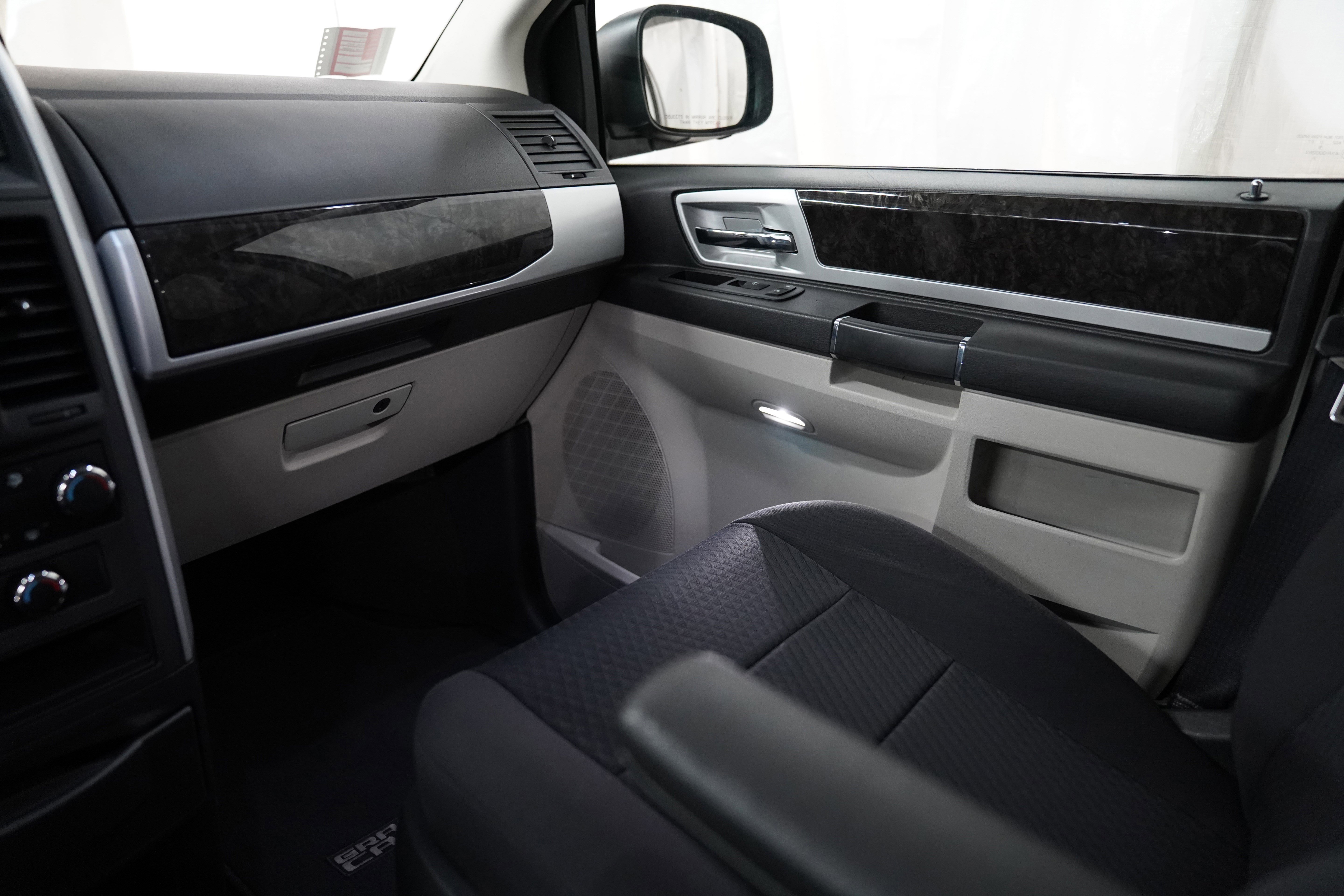 Used 2010 Dodge Grand Caravan SXT FWD image 13