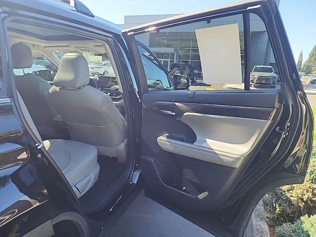 Used 2021 Toyota Highlander Platinum AWD/4WD image 17