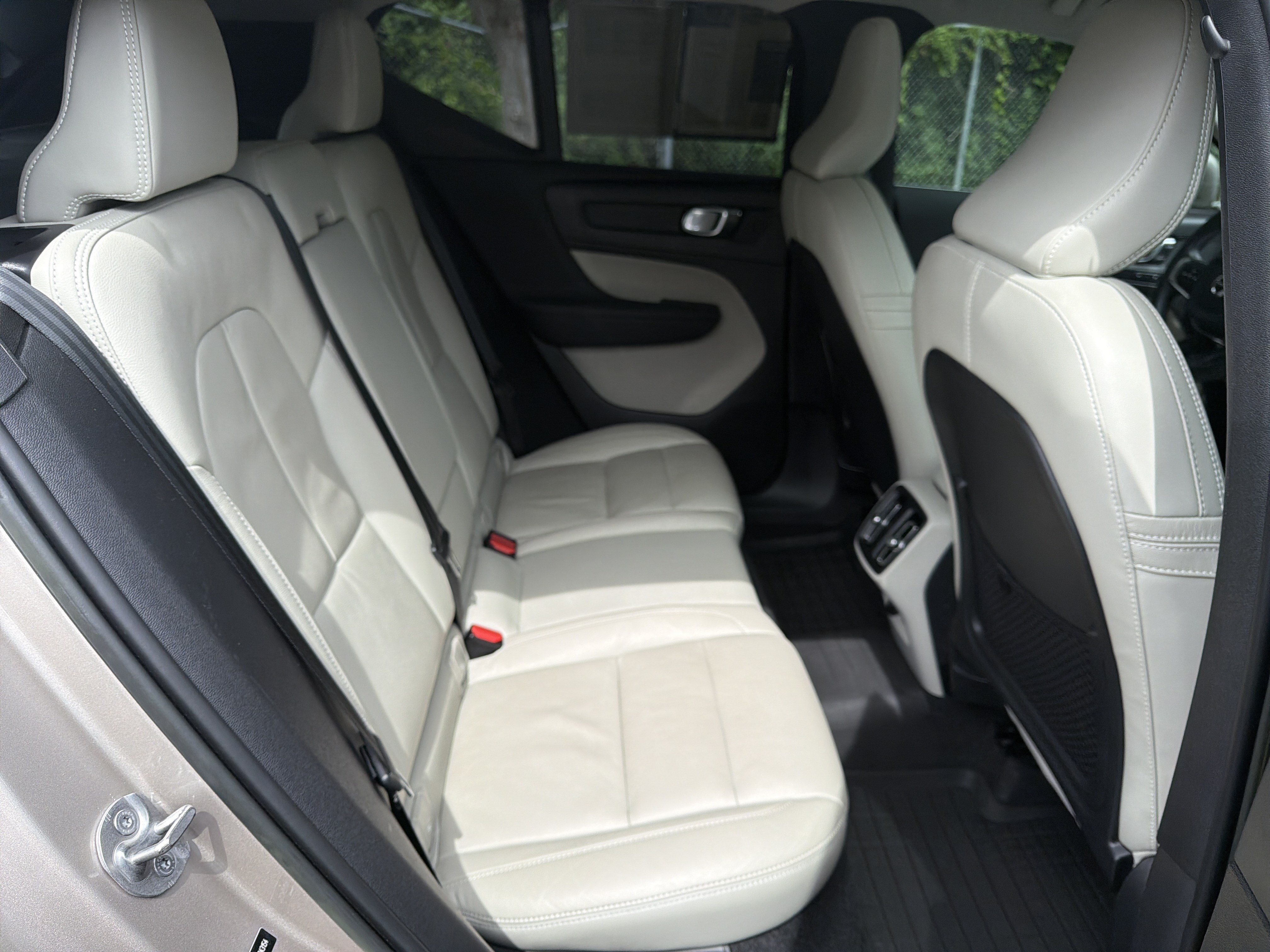 Certified 2023 Volvo XC40 B5 Plus w/ Driver Assist Package AWD/4WD image 33