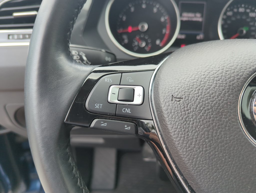 Used 2018 Volkswagen Tiguan SE w/ Panoramic Sunroof Package FWD image 22