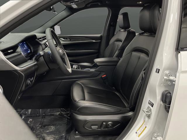 Used 2025 Jeep Grand Cherokee Limited w/ Black Appearance Package image 4