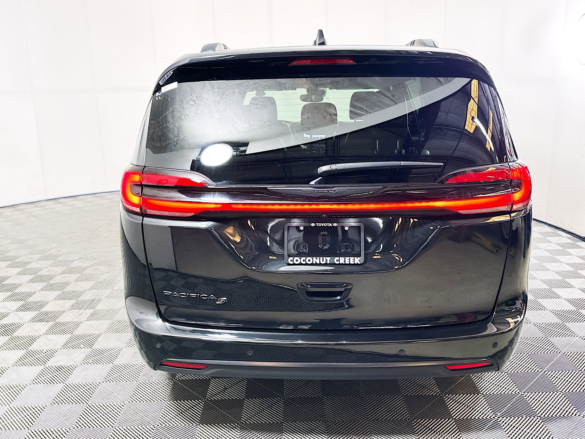 Used 2023 Chrysler Pacifica Touring-L w/ S Appearance Package FWD image 4