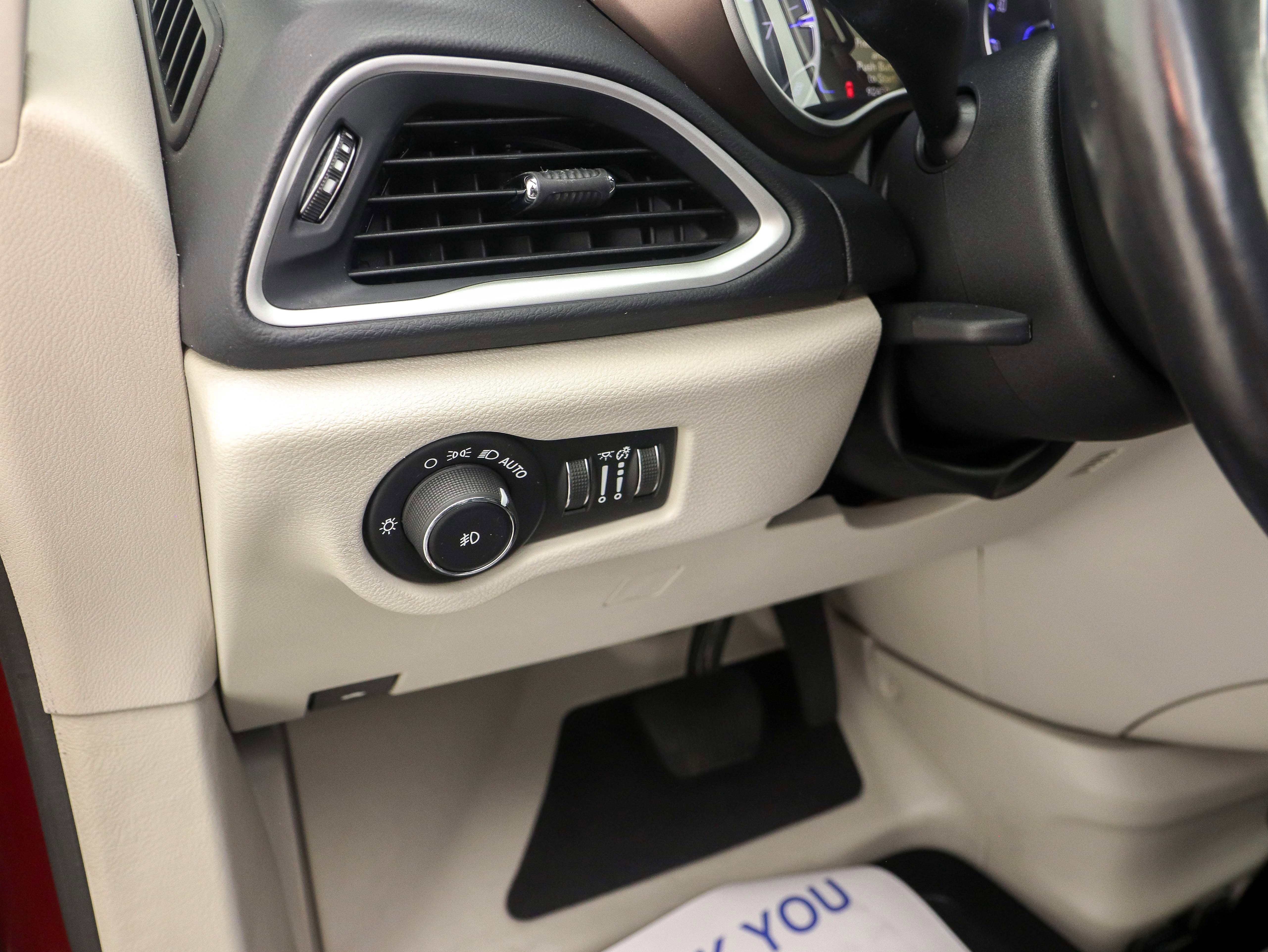 Used 2019 Chrysler Pacifica Touring-L image 30