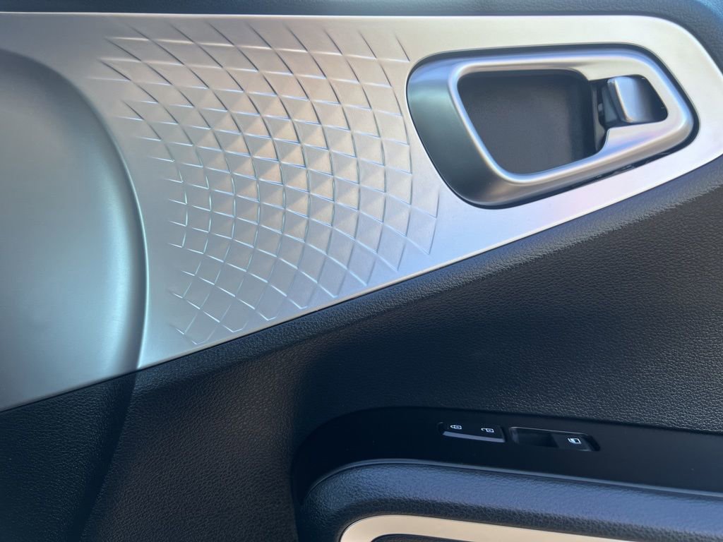 Used 2025 Kia Soul LX w/ LX Technology Package FWD image 32