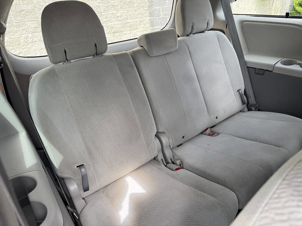 Used 2013 Toyota Sienna LE w/ Towing Pkg FWD image 21