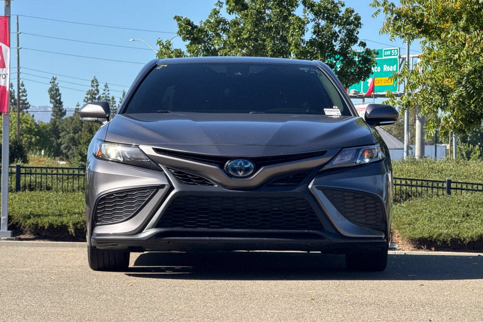 Used 2021 Toyota Camry SE w/ Cold Weather Package FWD image 9