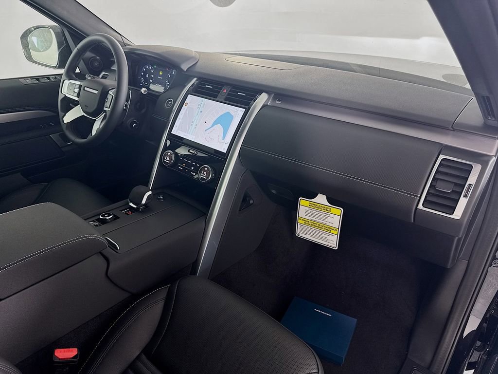 New 2025 Land Rover Discovery Dynamic SE image 29