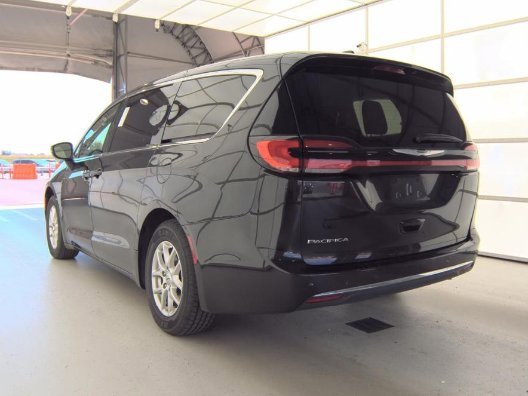Used 2023 Chrysler Pacifica Touring-L image 6