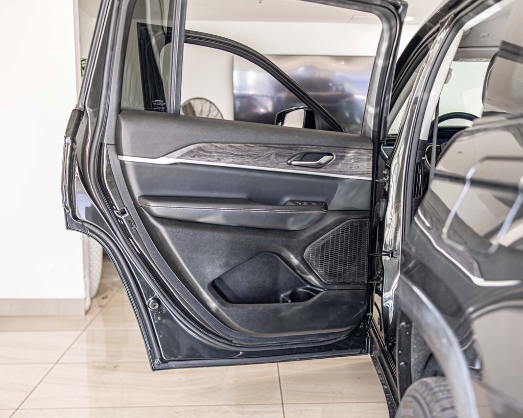 Used 2023 Jeep Grand Cherokee L Limited w/ Black Appearance Package image 35