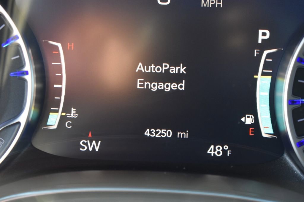 Used 2025 Chrysler Pacifica Limited FWD image 31