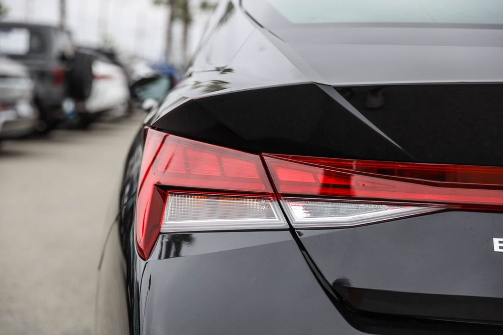 Certified 2024 Hyundai Elantra Limited FWD image 7