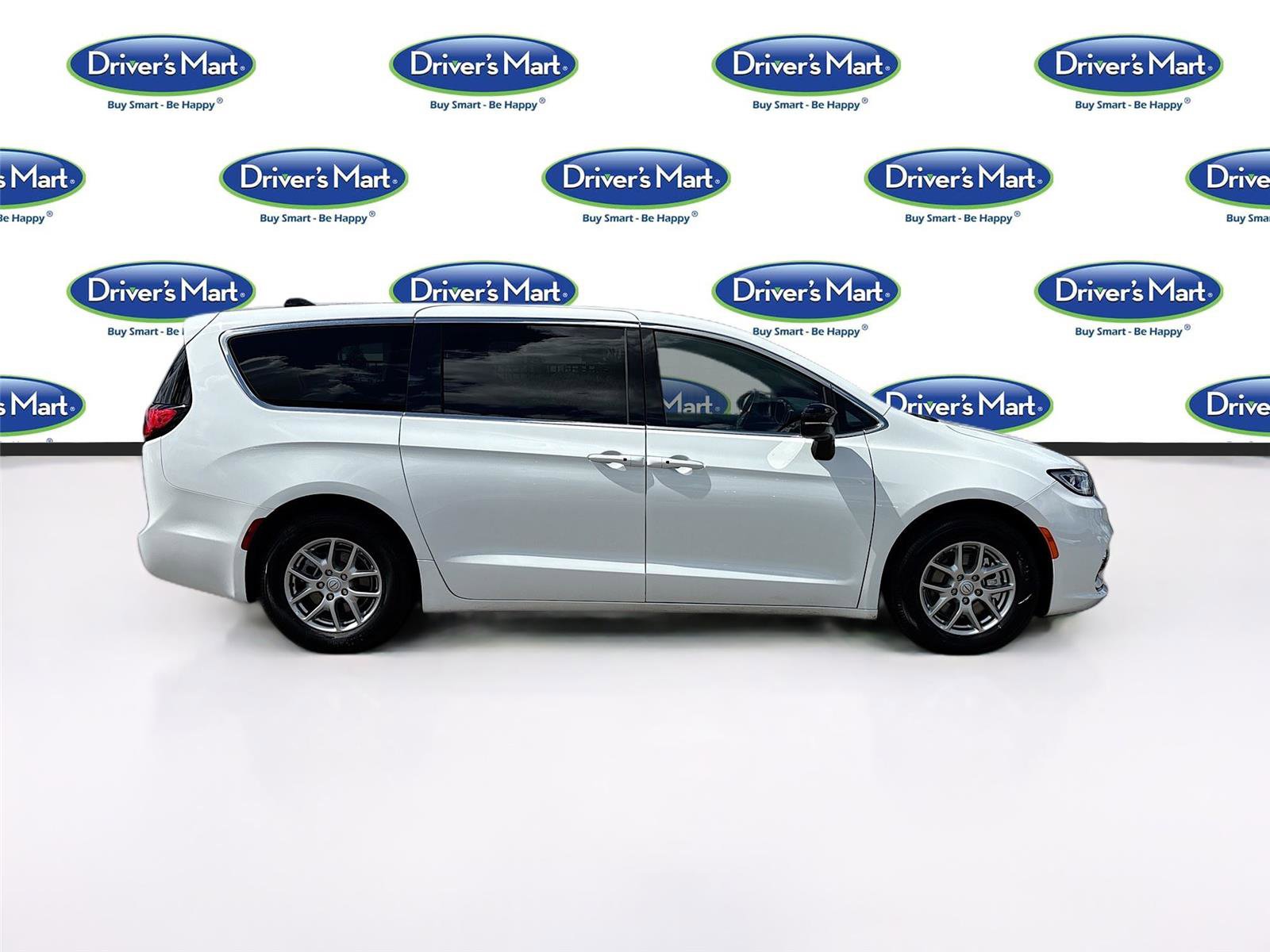 Used 2025 Chrysler Pacifica Select FWD image 8