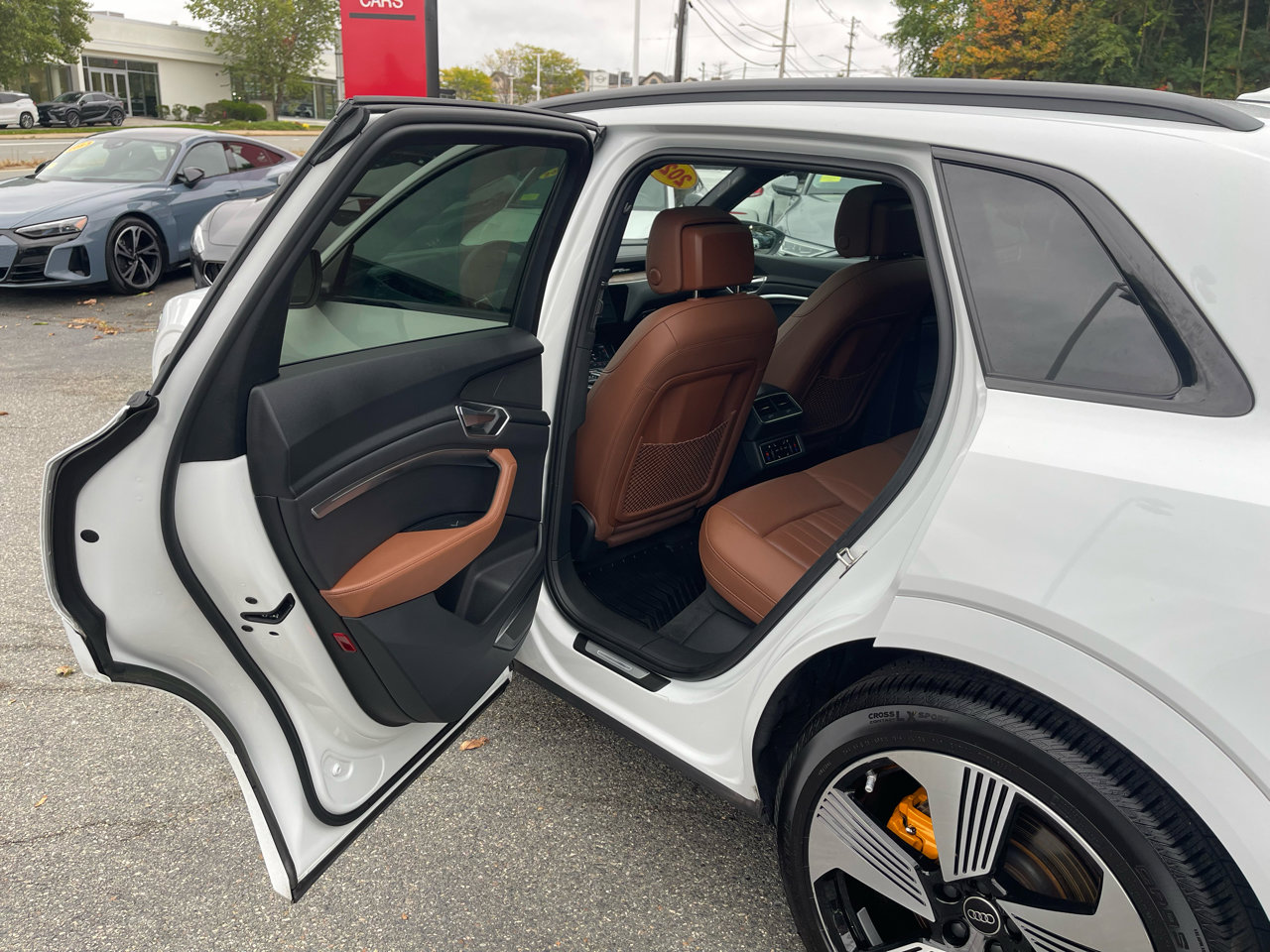 Used 2023 Audi e-tron Premium Plus w/ Premium Plus Package image 17