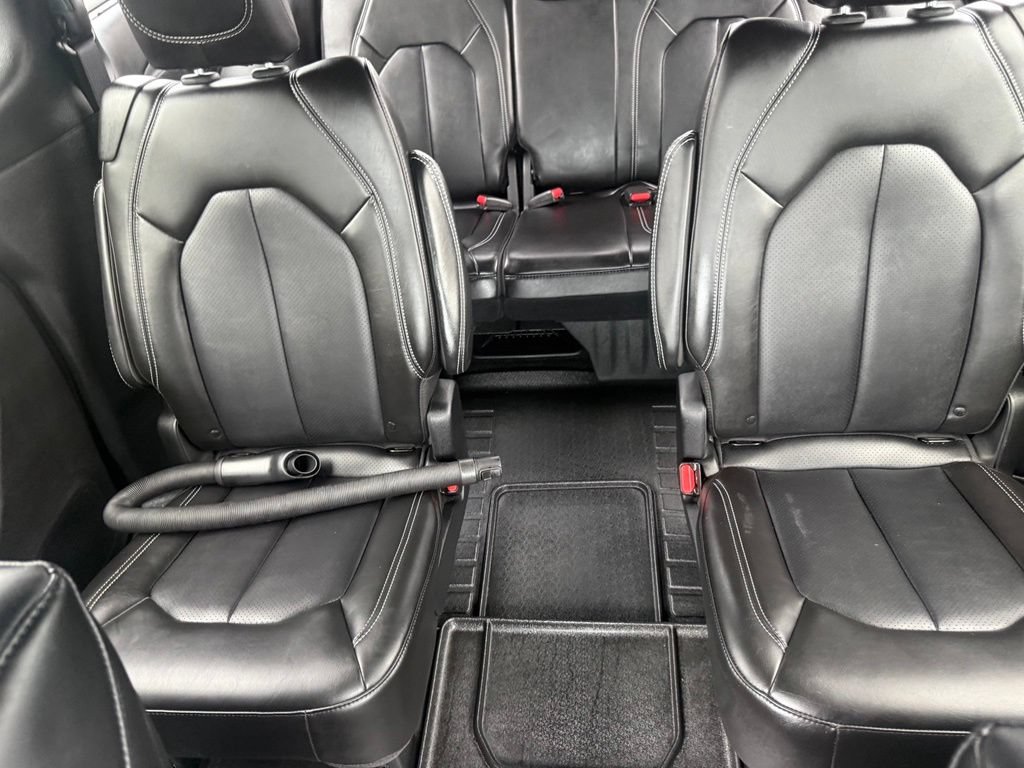 Used 2025 Chrysler Pacifica Select w/ Uconnect Theater Family Group AWD/4WD image 32
