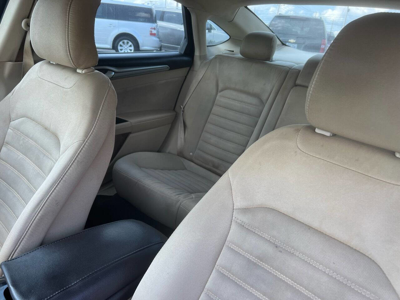 Used 2015 Ford Fusion SE FWD image 15